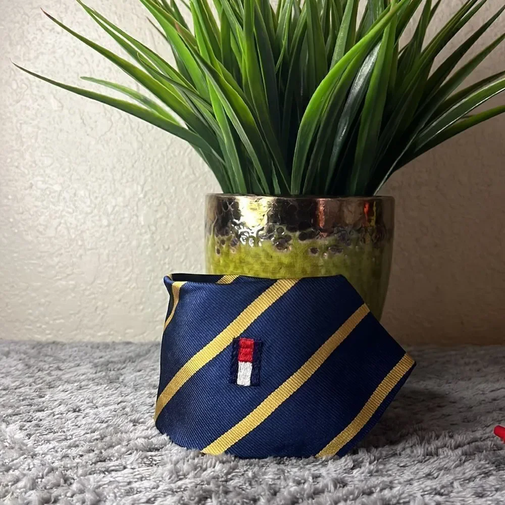 💫TOMMY HILFIGER 💫NAVY BLUE 💫gold stripe tie💫